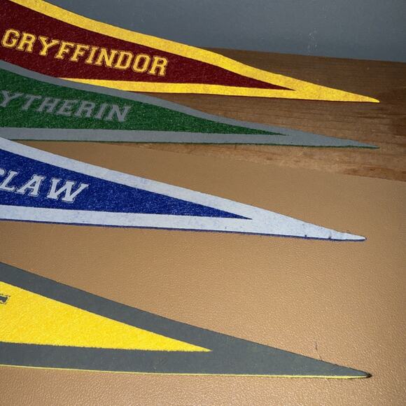 Harry Potter Set Of 4 House Banners Hufflepuff Ravenclaw Slytherin Gryffindor - Picture 4 of 10